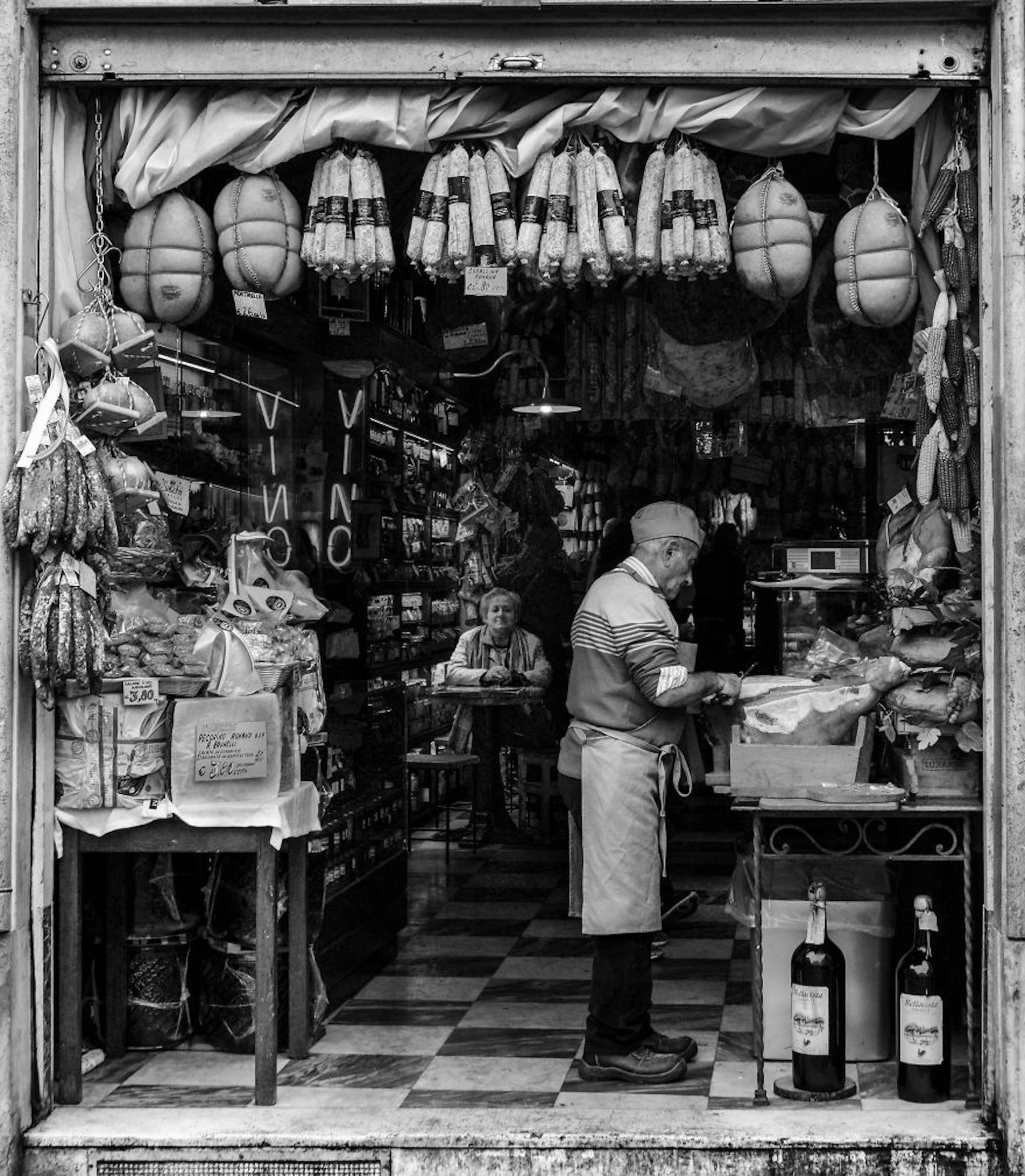 Mulher espera para ser servida em uma loja de salame em Roma