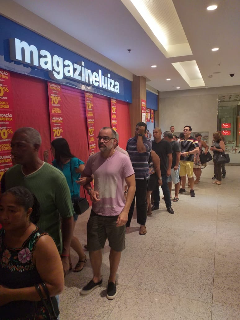 Fila em loja da Magazine Luiza