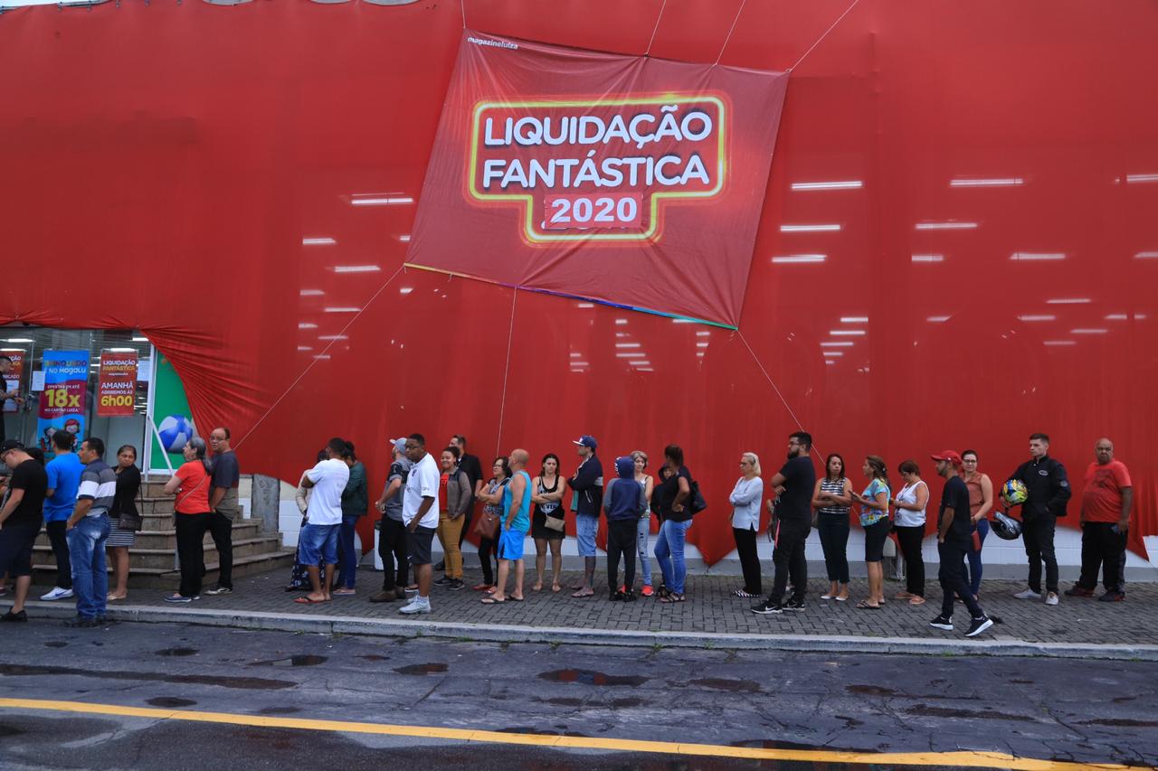 Fila no shopping Aricanduva, em SP